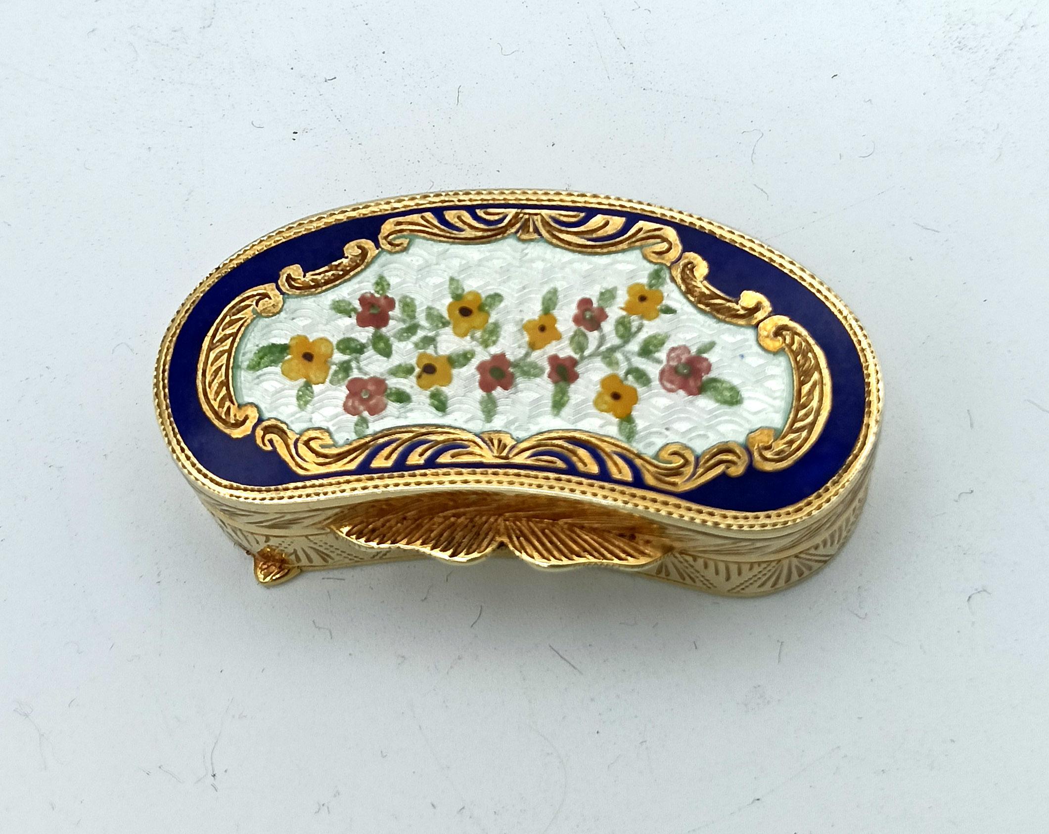 Hand-Carved Pillbox shaped fire enamel hand painted floral miniature Salimbeni For Sale