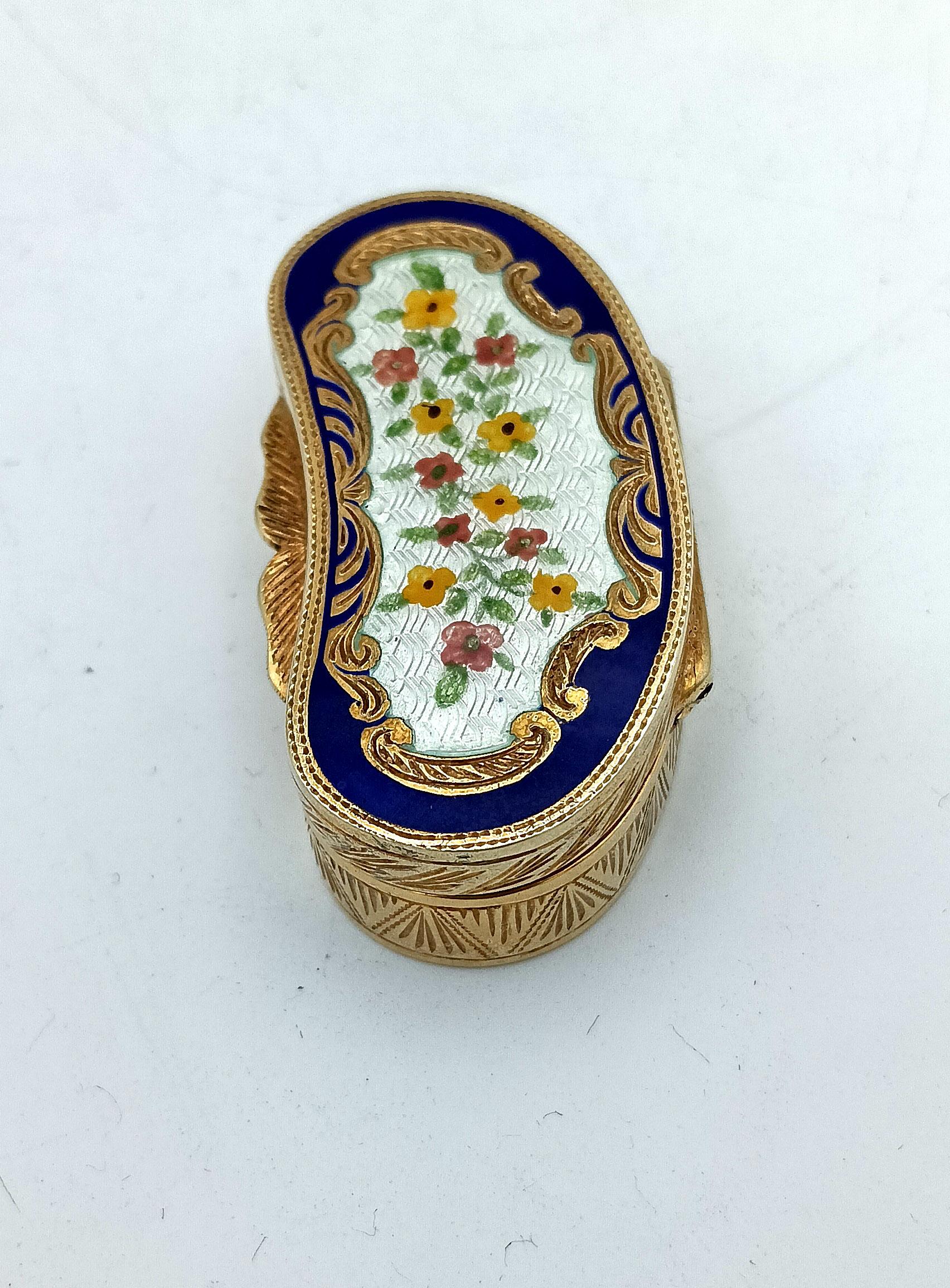Pillbox shaped fire enamel hand painted floral miniature Salimbeni In Excellent Condition For Sale In Firenze, FI