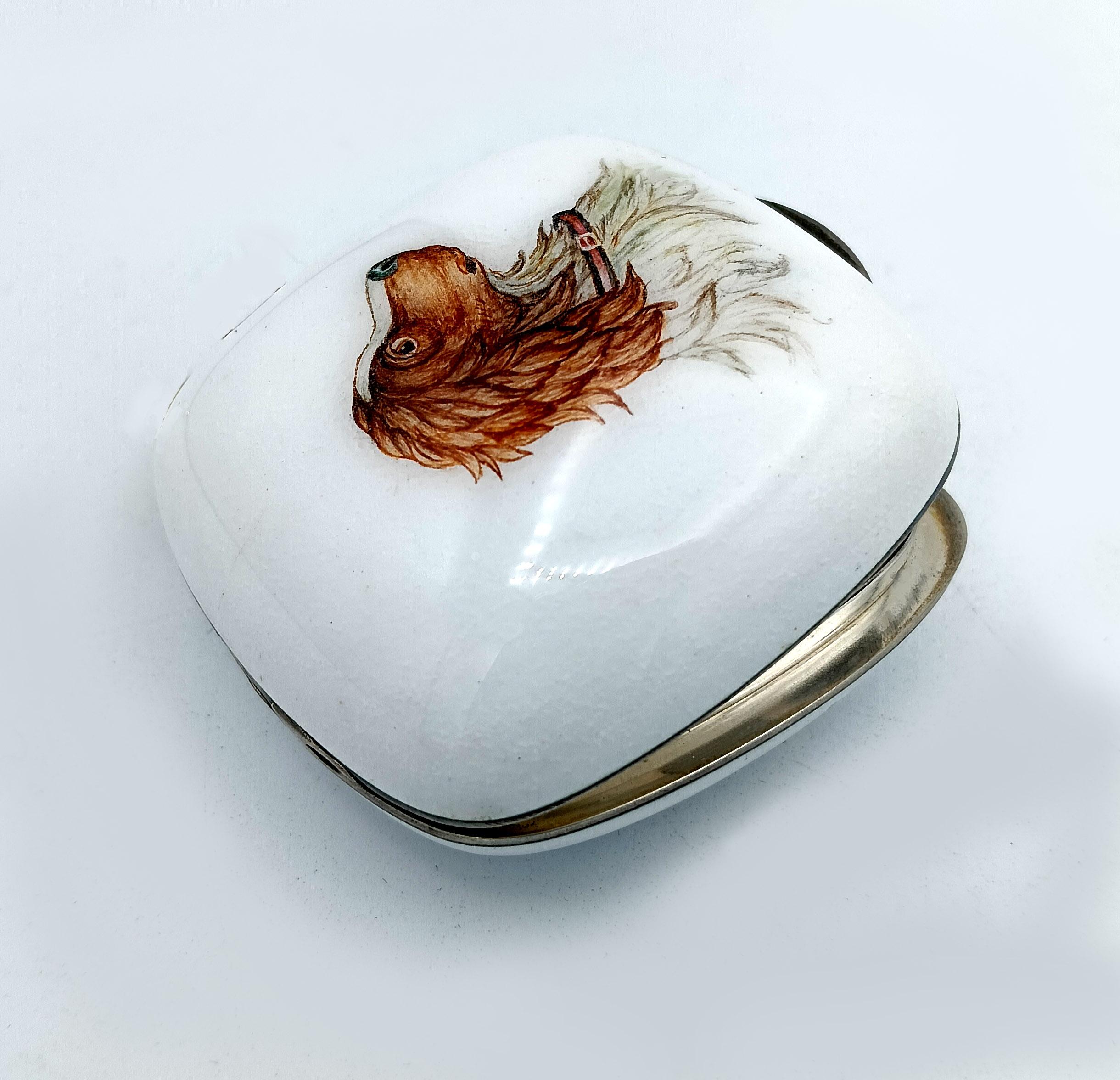 Square rounded pill box with rounded sides in 925/1000 sterling silver gold plated with white fire enamel, above and below, with miniature dog's head hand painted by the painter Romano Buccioni. Dimensions cm. 5.2 x 5.2 x 2.6. Weight gr. 79.
