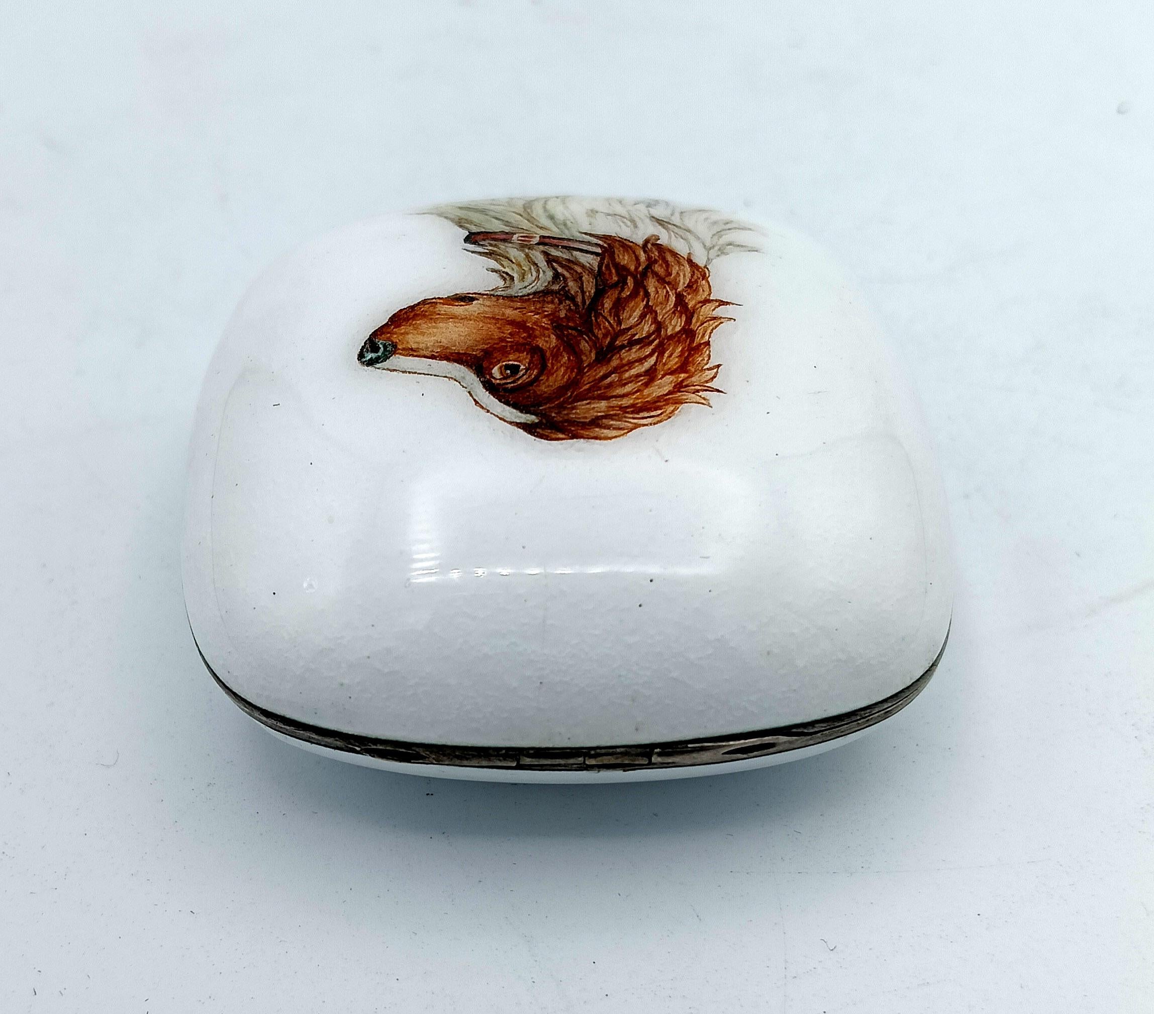 Pillbox white fire enamel hand painted dog's head miniature Salimbeni In Excellent Condition For Sale In Firenze, FI