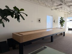 Tavolo da shuffleboard in rovere riciclato, ebanizzato e naturale, di OZ.SHOP