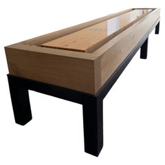 Mesa de shuffleboard de roble recuperado, ebonizado y natural, de OZ.SHOP