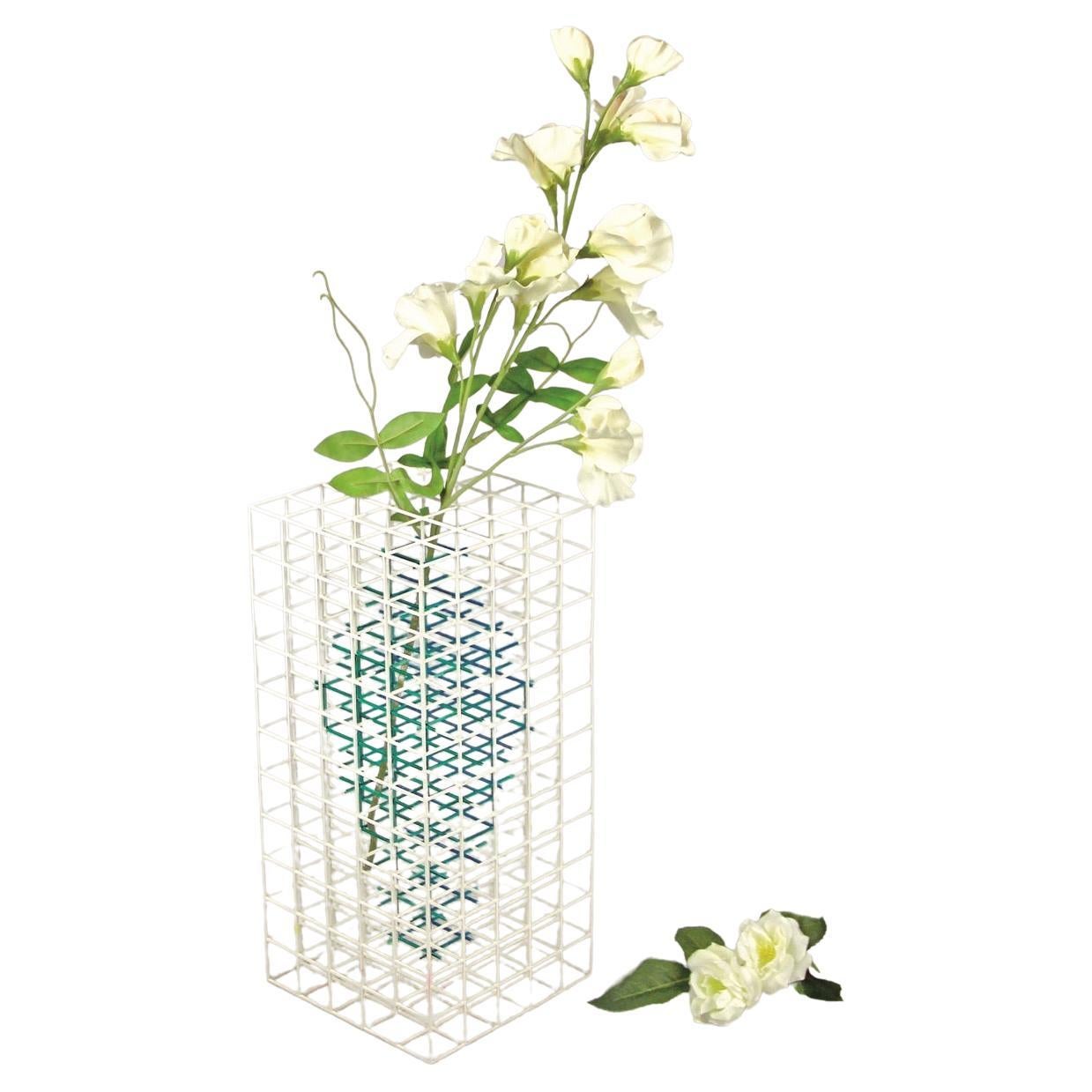 Vasen werden als Gefäße mit Rand definiert, aber nicht als solche. Vase NA 2.0 wurde von Desz entwickelt, um die Beziehung zwischen Mensch und Raum zu erforschen. Es ist ein Konzept über Linien, Farben und die Idee, scheinbar etwas aus dem Nichts zu