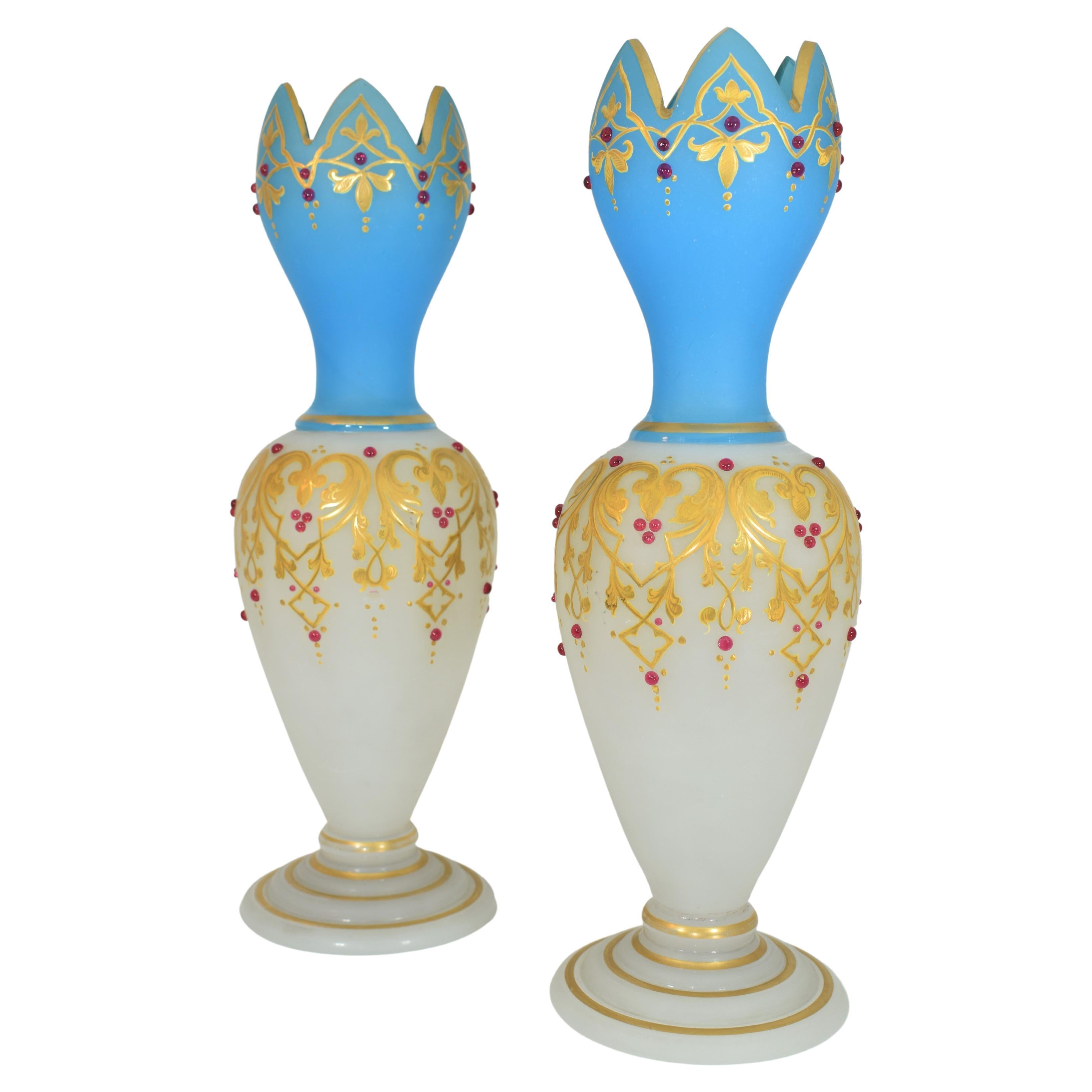Paire de vases anciens en verre opale et opaline du 19ème siècle en vente