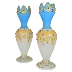Paire de vases anciens en verre opale et opaline du 19ème siècle