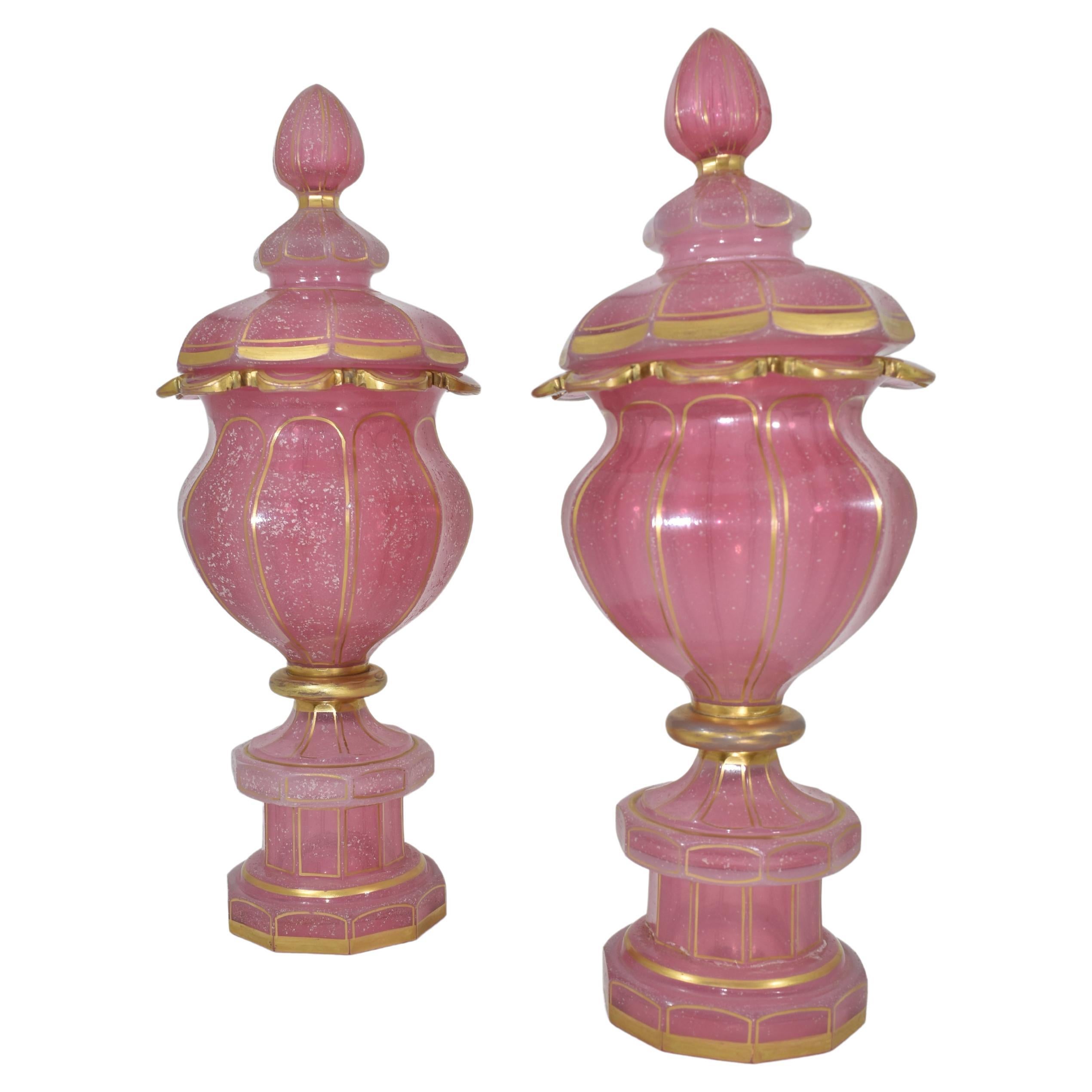 Paire de gobelets bohèmes anciens en verre opalin rose doré, 19ème siècle