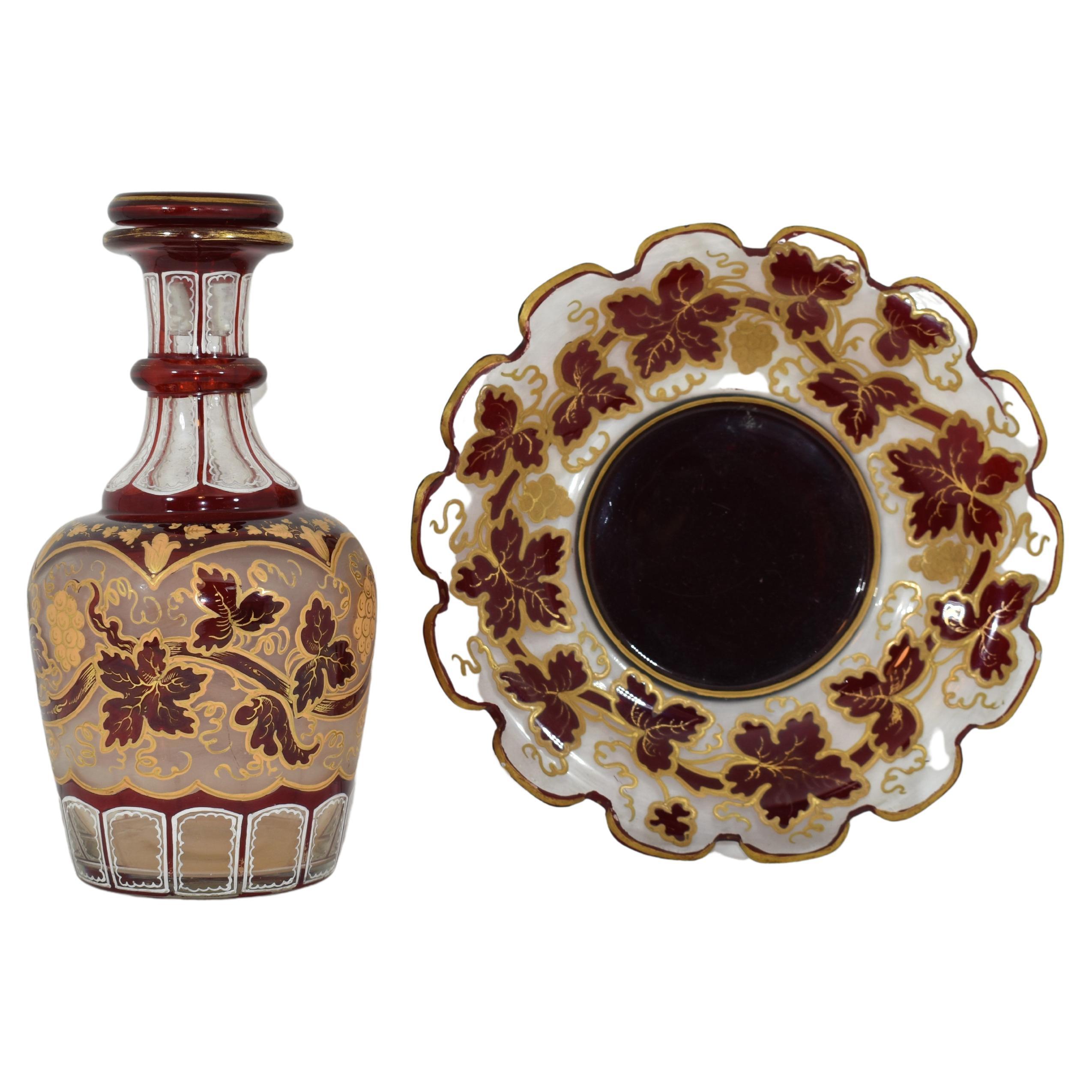 Antike böhmische Rubinrote emaillierte Glasflasche und Teller aus dem 19. Jahrhundert