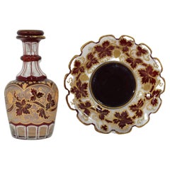 Antike böhmische Rubinrote emaillierte Glasflasche und Teller aus dem 19. Jahrhundert