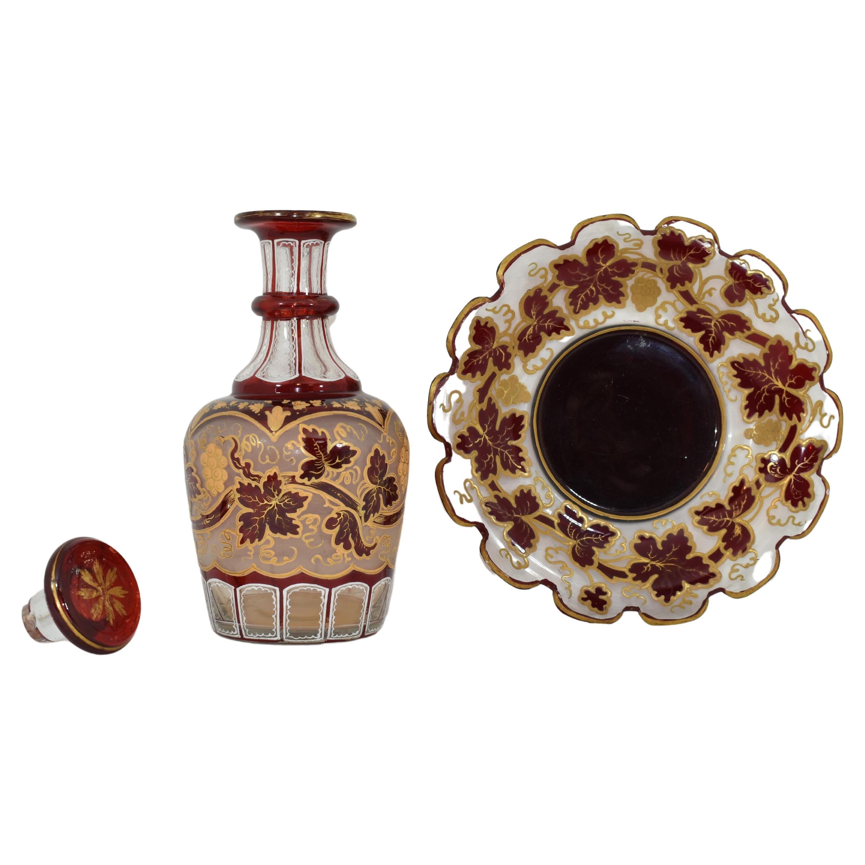 Antike böhmische Rubinrote emaillierte Glasflasche und Teller aus dem 19. Jahrhundert (Emailliert) im Angebot