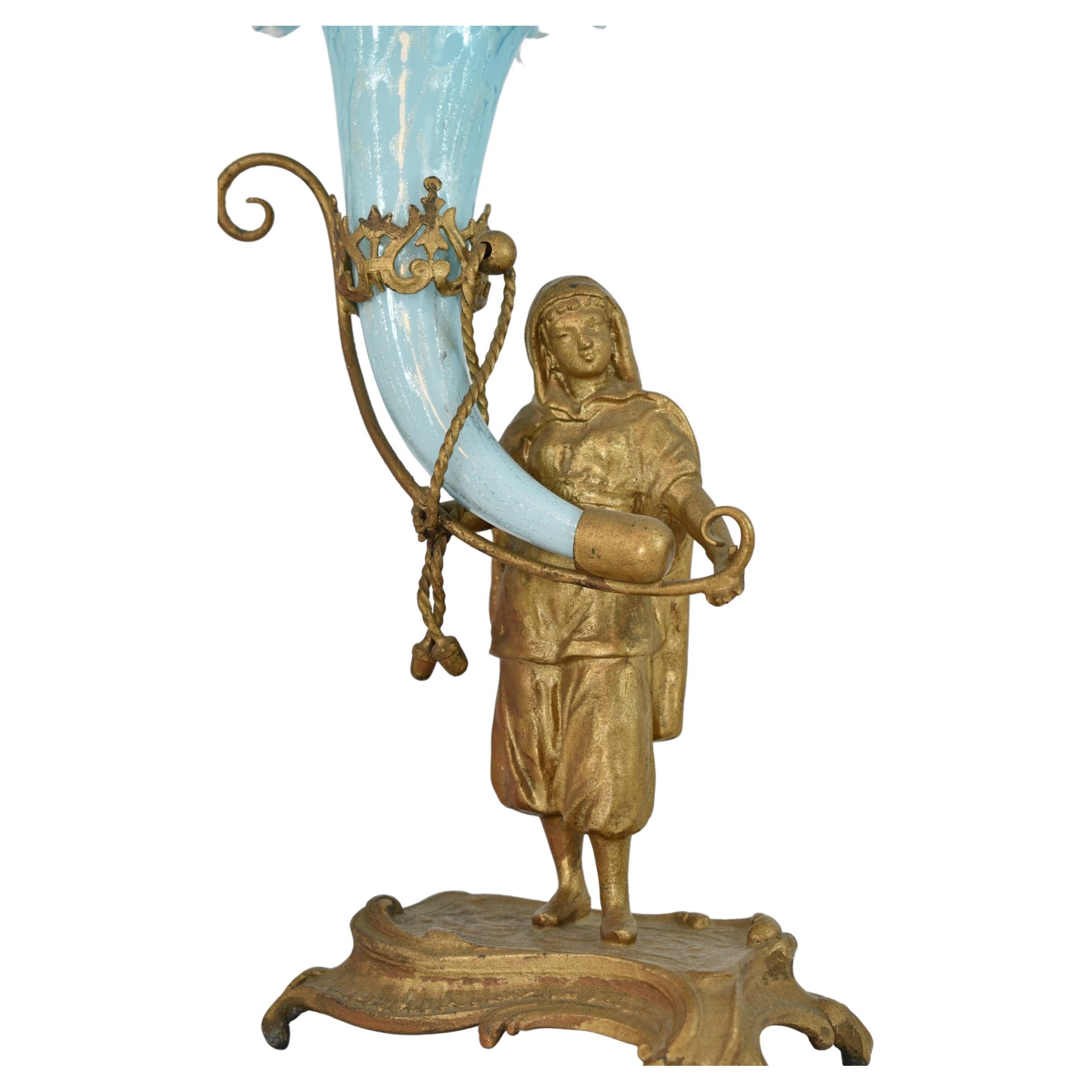 Paire de cornes en verre opalin bleu avec supports en métal doré
Frnace, 19ème siècle
Deux porte-statues, homme et femme orientaux, fin travail du métal, verre à bord ondulé.
Hauteur (30 cm)
Profondeur (9 cm)
Largeur (13 cm).
