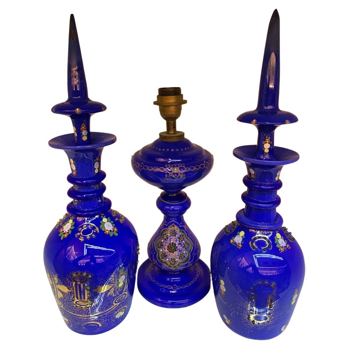 Ensemble ancien de verres opalin émaillés bleus fabriqués pour le marché islamique, 19ème siècle en vente
