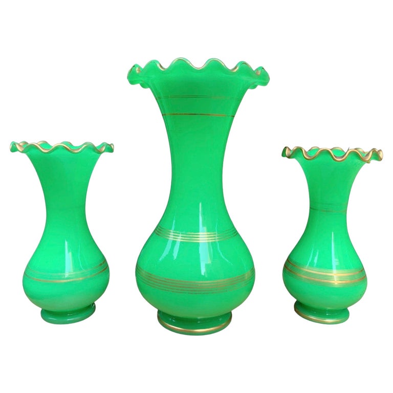 3 vases français anciens en verre opalin vert uranium jn, XIXe siècle En  vente sur 1stDibs