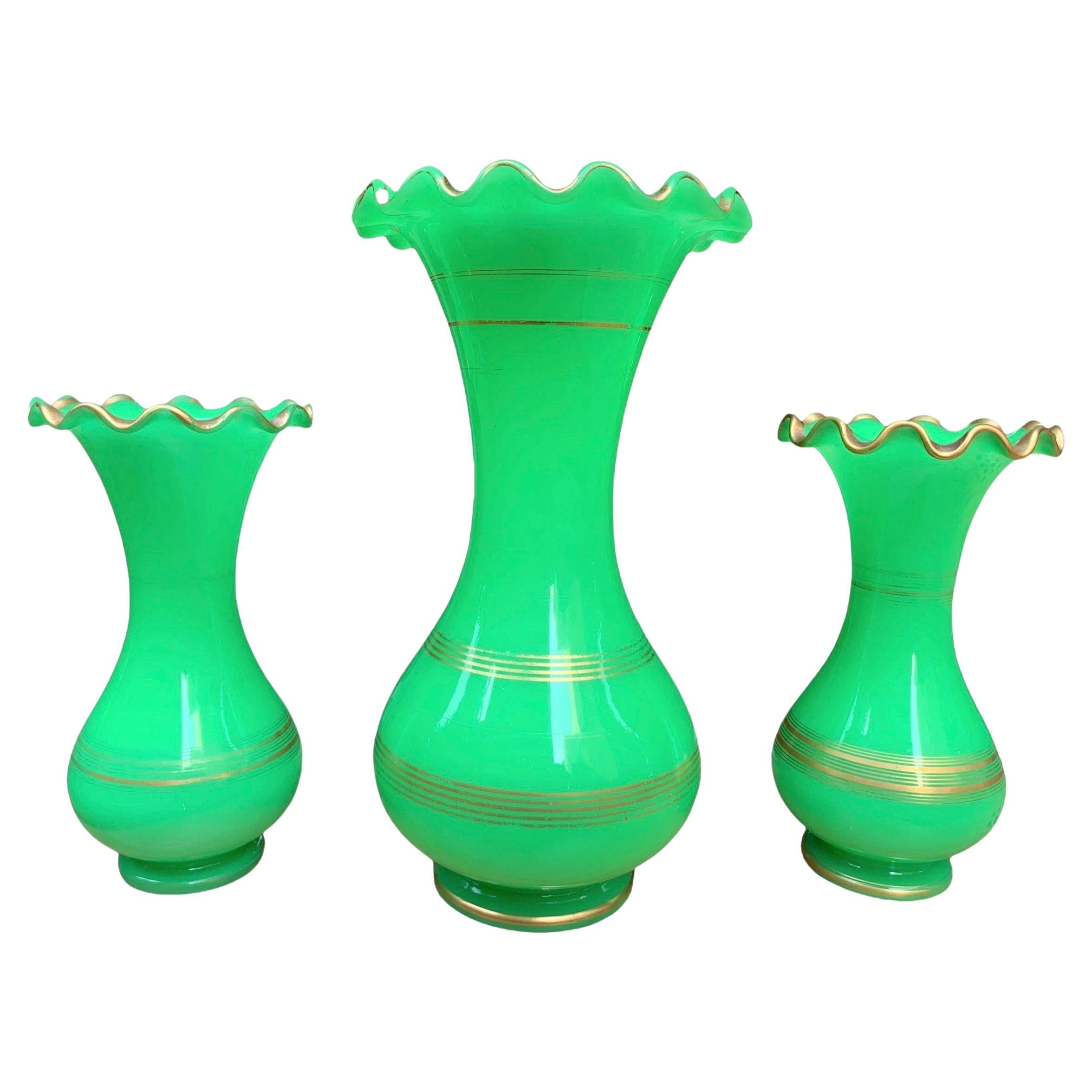 Antique 3 French Vases Jn Vidrio Opaline Verde Uranio, Siglo XIX en Bueno estado para la venta en Rostock, MV