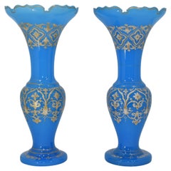 Grande coppia di vasi antichi in vetro opalino smaltato di Boemia, XIX secolo
