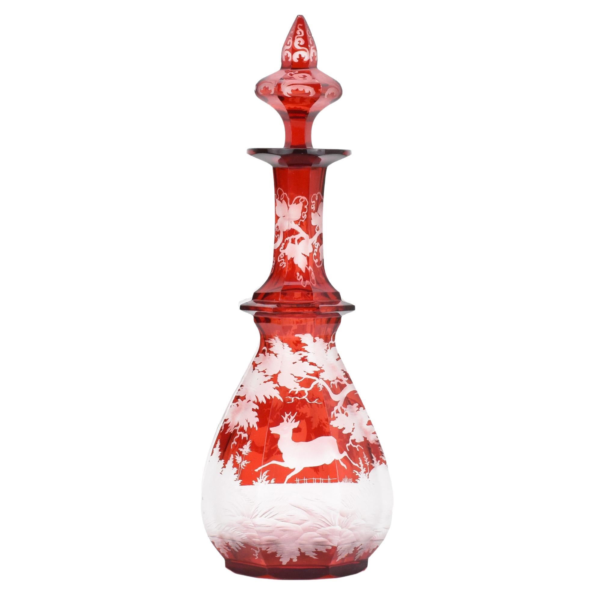 Antiguo frasco de perfume de cristal esmaltado rojo rubí de Bohemia, Siglo XIX