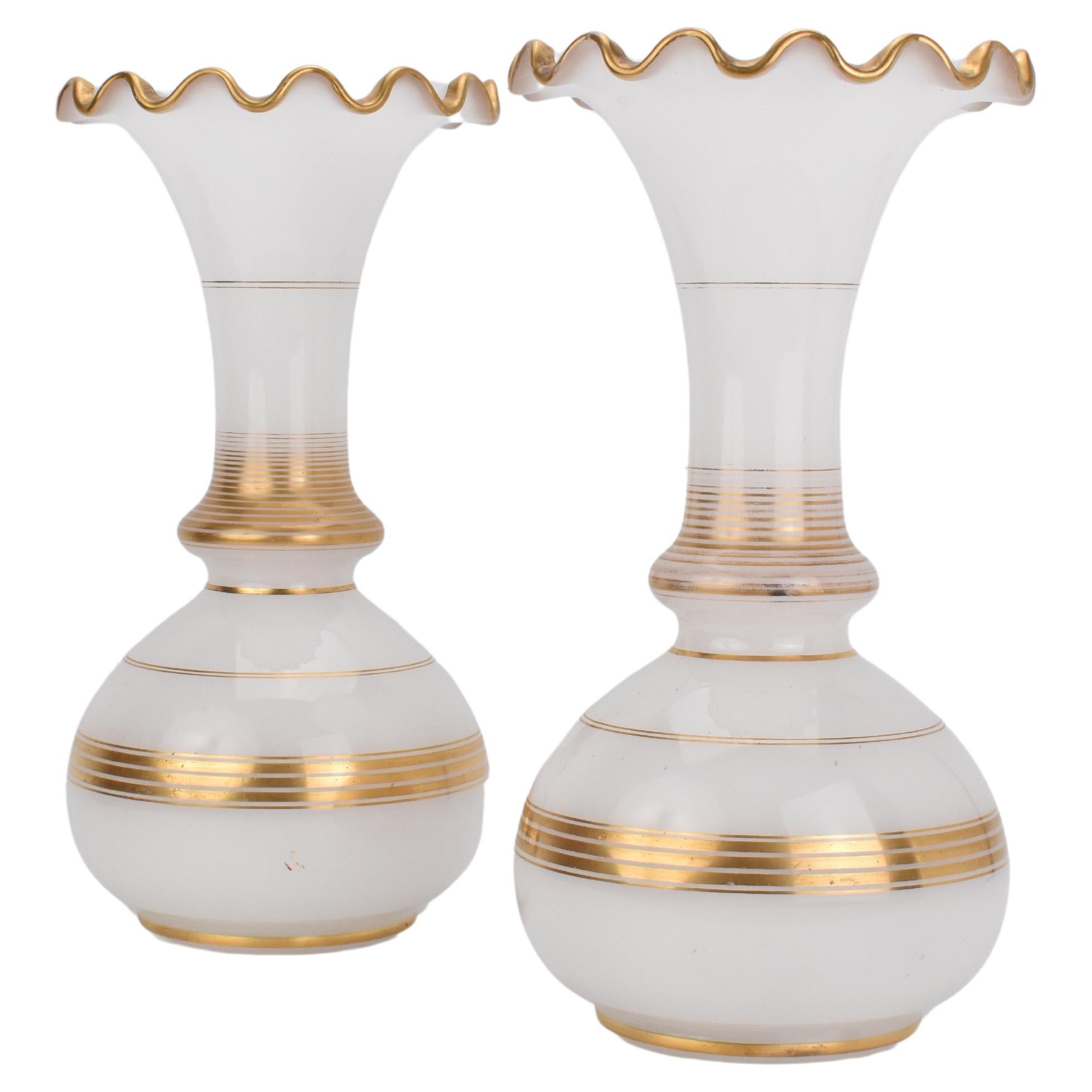Paire de vases en verre opalin blanc laiteux de Baccarat

Corps circulaire, rehauts continus d'or mat et bruni 24k tout autour du corps et du pied

Décoration dorée sur le col et le bord, avec un bord ondulé ondulant.

France, vers 1850