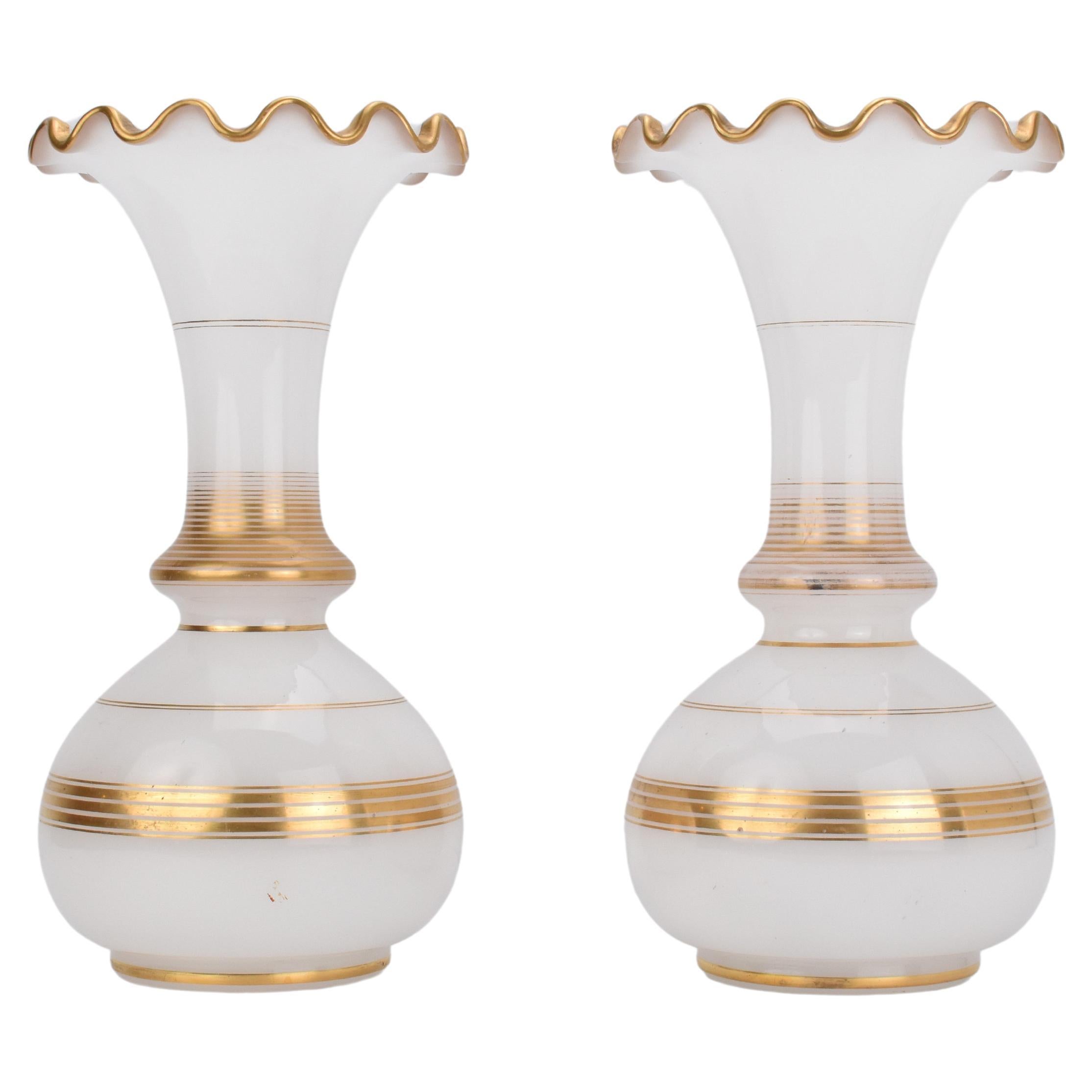 Grande coppia di antichi vasi in vetro French Opaline Baccarat, XIX secolo