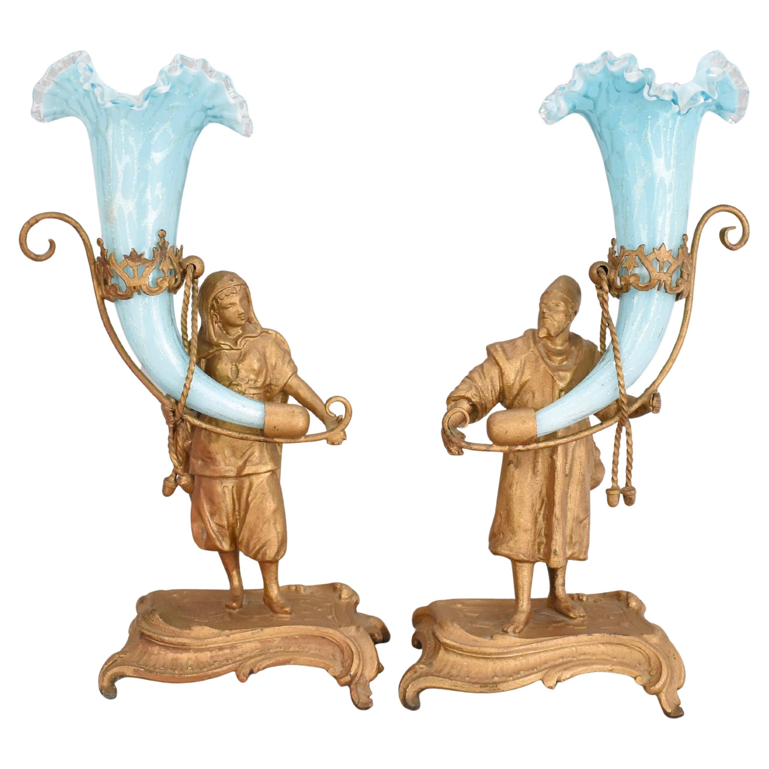 Coppia di vasi Epergne in vetro opalino francese con bronzo, XIX secolo