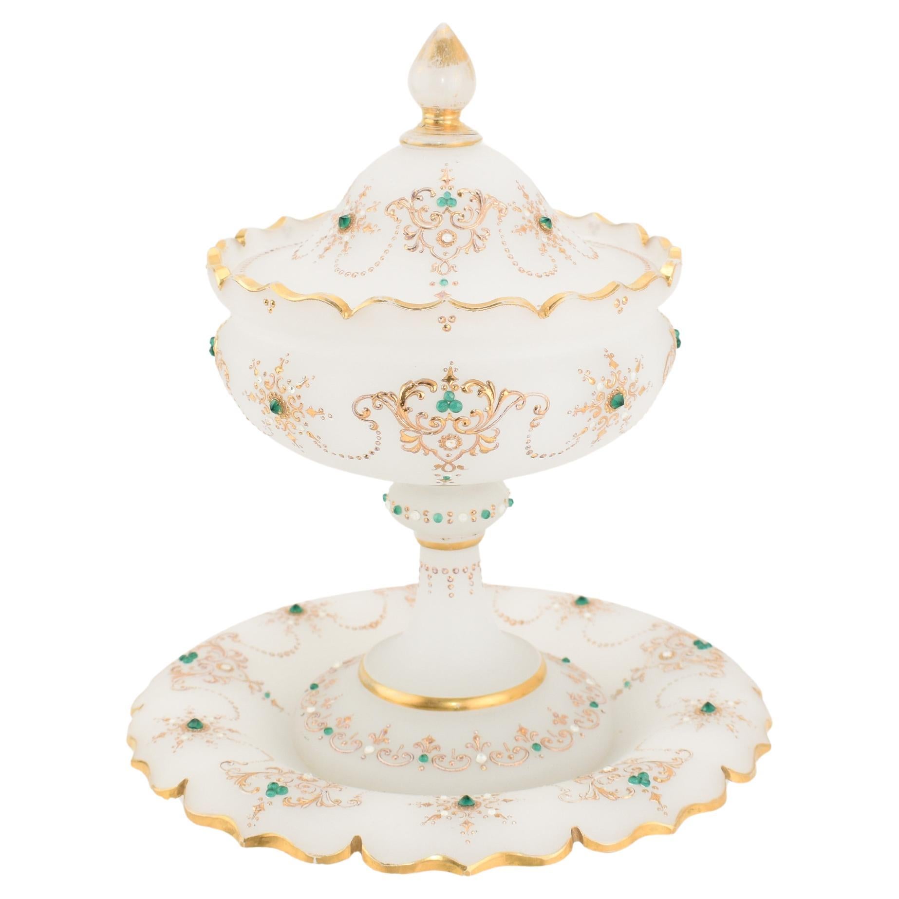 Antiguo Centro de Mesa Francés de Vaso de Leche Opaline Dorado, Siglo XIX
