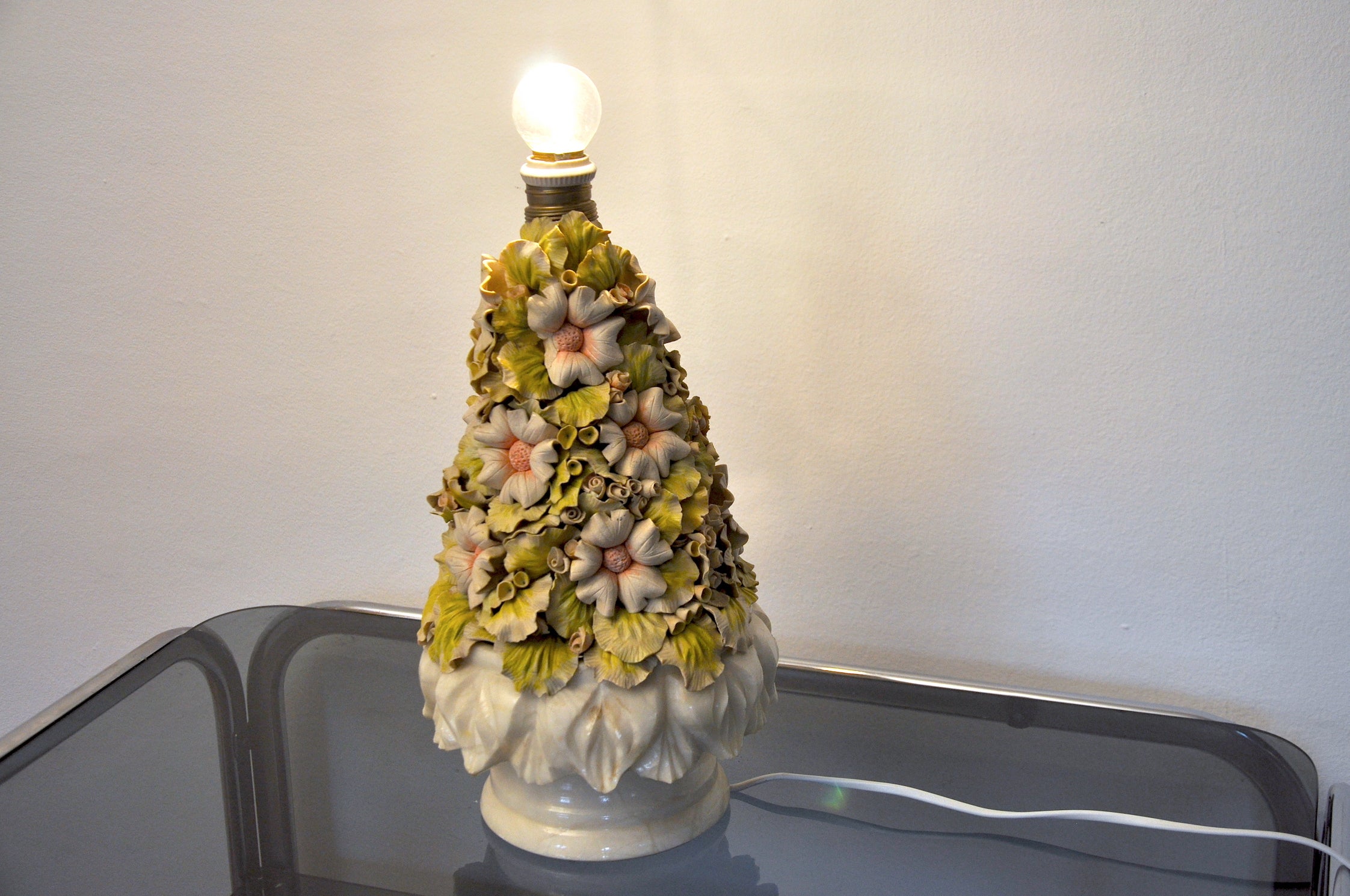 Very beautiful artisanal lamp dating from the 1960s, produced in Spain by the Manises brand. Alabaster base, all the floral details were made and painted by hand. Defects are visible on the photos but do not detract from the unique aesthetics of