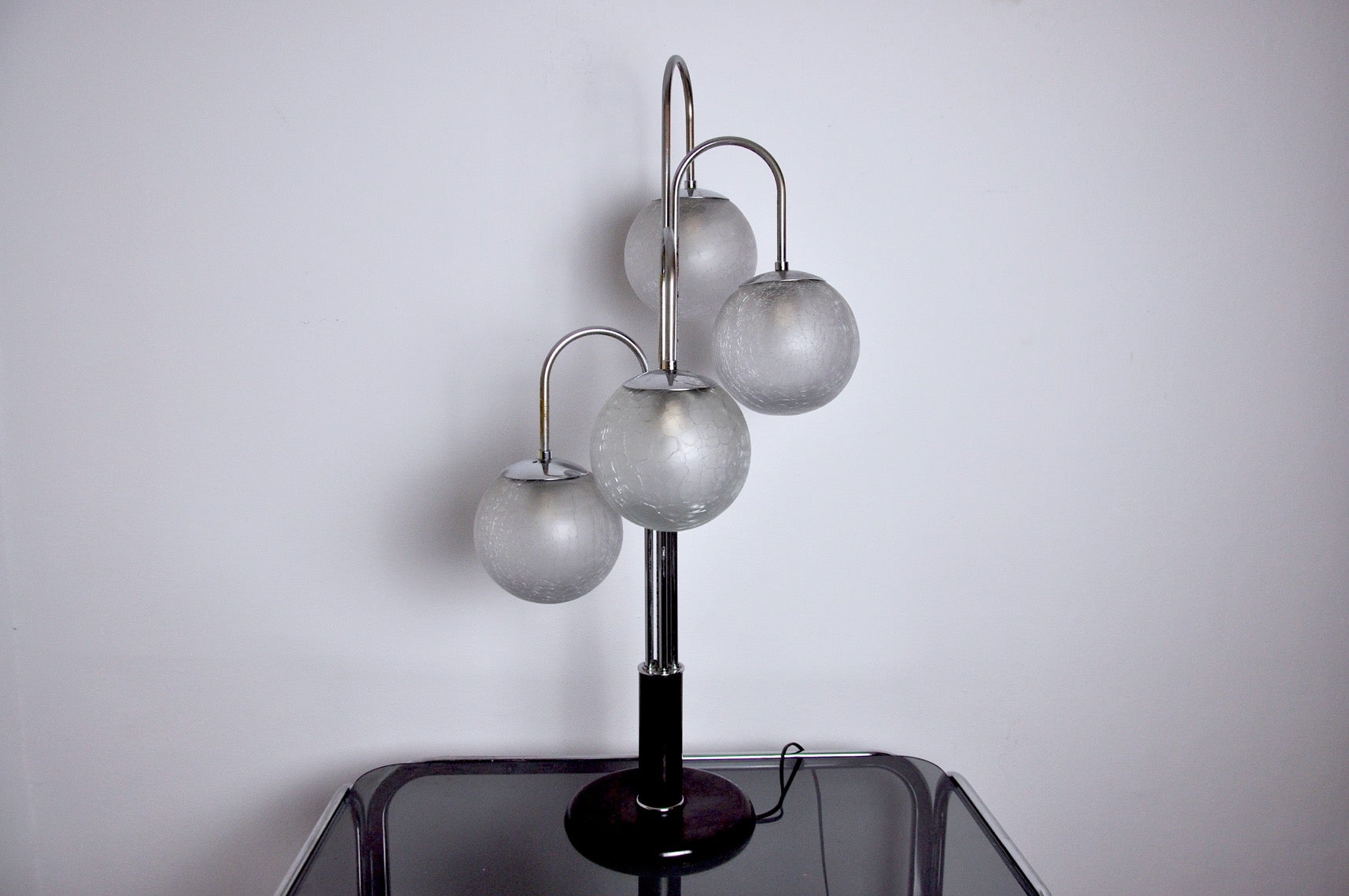 Superb Art Deco lamp with its frosted murano glass globes dating from the 60s. 4 spiral points of light which give a unique effect to this lamp. Due to its size, it can also be used as a table lamp or floor lamp in an interior. Marks of time