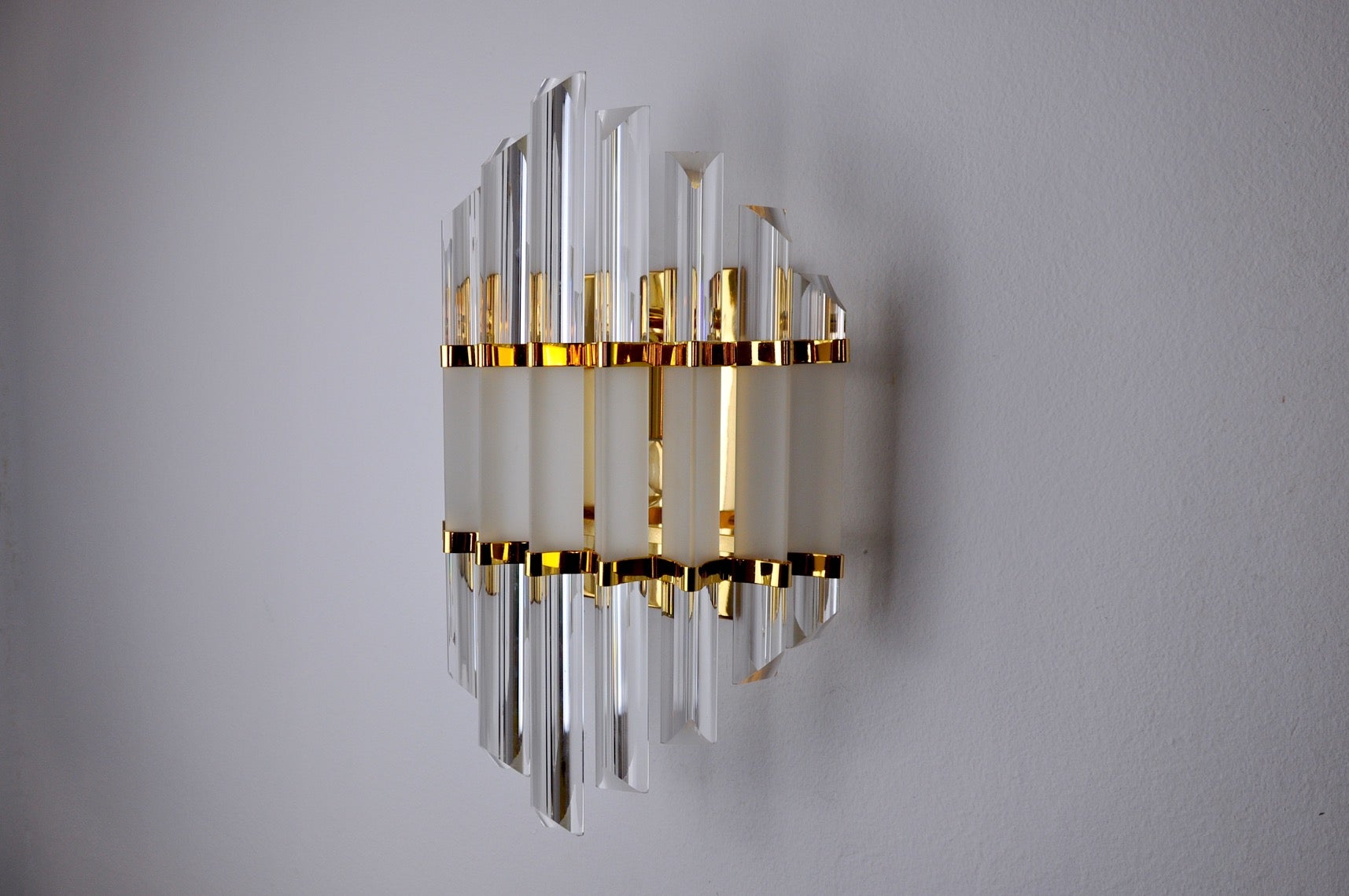 Large venini wall light from the 70s. Cut glass and gilt metal structure. Unique object that will illuminate and bring a real design touch to your interior. Electricity checked, mark of time relating to the age of the object. Easy installation,