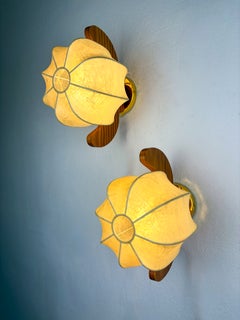Coppia di applique "Cocoon", in resina e legno di pino, Italia, anni '70