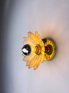 Aplique de pared con forma de flor de loto, pétalos de nácar y latón dorado, Italia, década de los 70