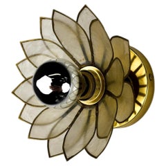 Aplique de pared con forma de flor de loto, pétalos de nácar y latón dorado, Italia, década de los 70