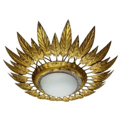Spanische Sunburst-Deckenleuchte aus Opalglas mit vergoldeten Eisenblättern, 1960er Jahre