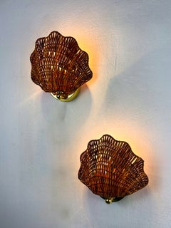Coppia di applique in vimini a forma di conchiglia, rattan e ottone, Italia, anni '70 circa