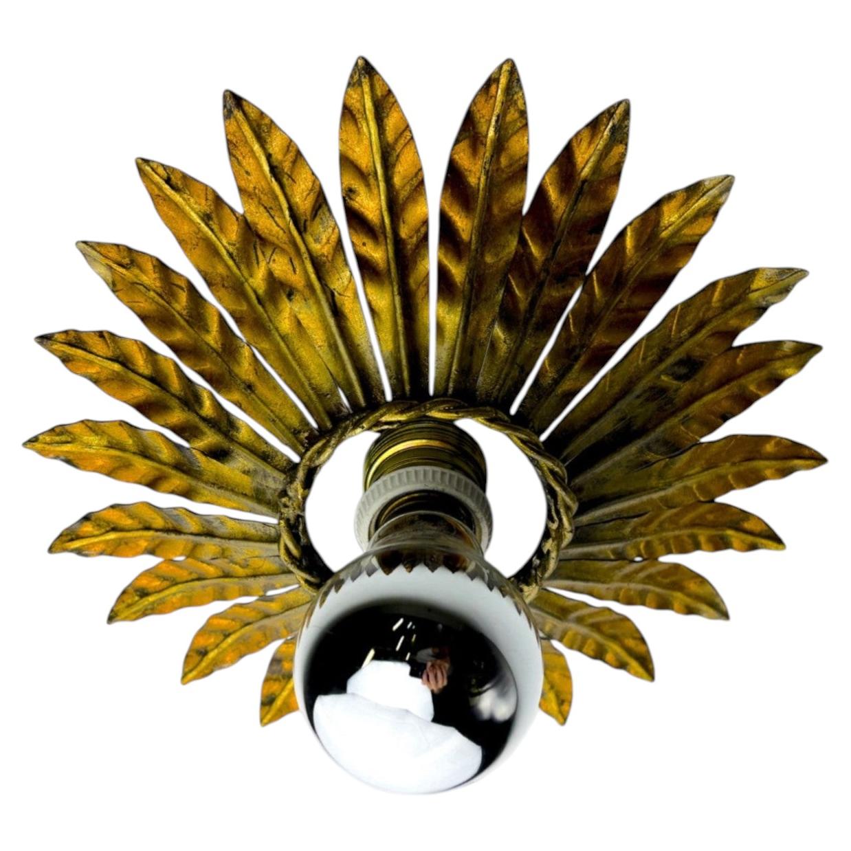 Luminaire espagnol de type « Sunburst » à encastrer, en fer doré, vers les années 1960 en vente