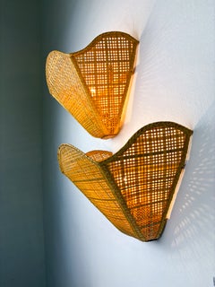 Par de apliques de pared de ratán con bordes festoneados, de origen español, de los años 80