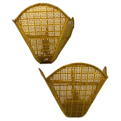 Par de apliques de pared de ratán con bordes festoneados, de origen español, de los años 80