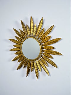 Specchio da parete in stile Midcentury Modern con motivo a raggiera – Metallo dorato, Francia, anni ’60