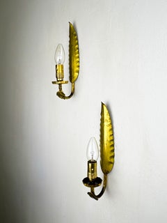 Coppia di applique spagnole con motivi vegetali, bracci a forma di foglia e paralumi a forma di bocciolo, ferro dorato, anni '70