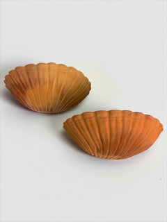 Coppia di applique vintage italiane “Shell Wall”, grandi sculture in terracotta, intorno al 19