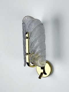 Aplique de mediados de siglo con motivos de hojas esmeriladas, cristal de Murano texturizado y detalles dorados, circa 196