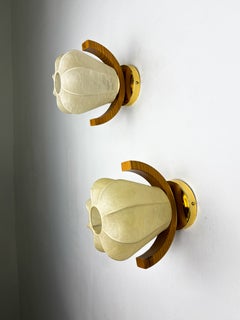 Par de apliques de pared «Cocoon» con forma de pera, de resina y madera de pino, Italia, década de los 70