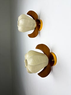 Par de apliques de pared «Cocoon» con forma de pera, de resina y madera de pino, Italia, alrededor de 197