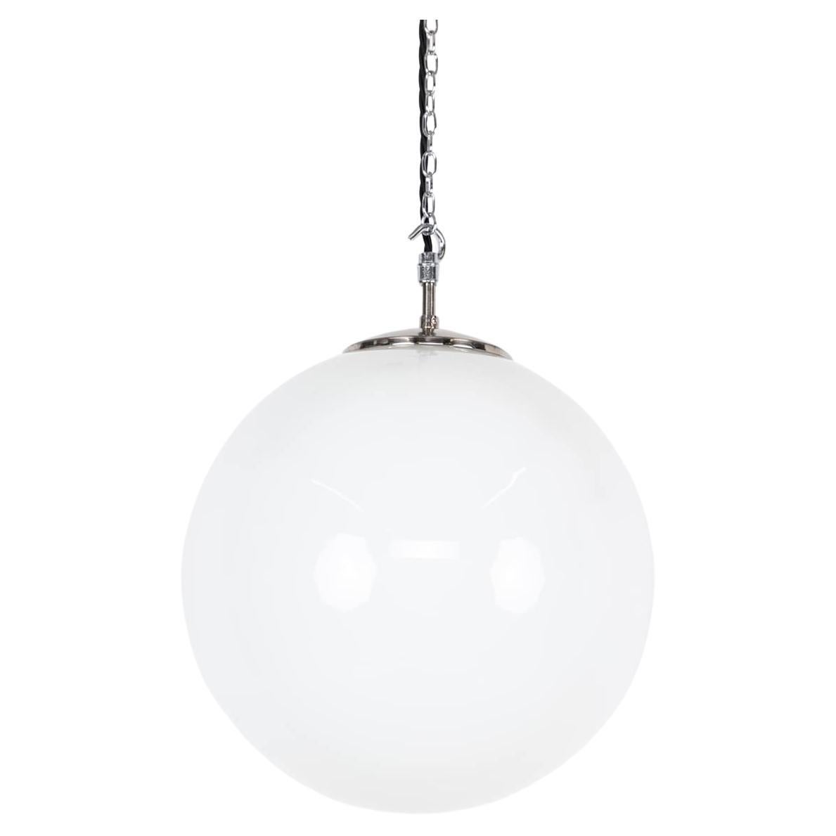 Grande lampe suspendue Art Déco Globe Opaline Glass Gallery chromée, vers 1940 en vente