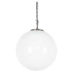 Grande lampada a sospensione in vetro opalino a globo Art Deco Chrome Gallery, C.C.