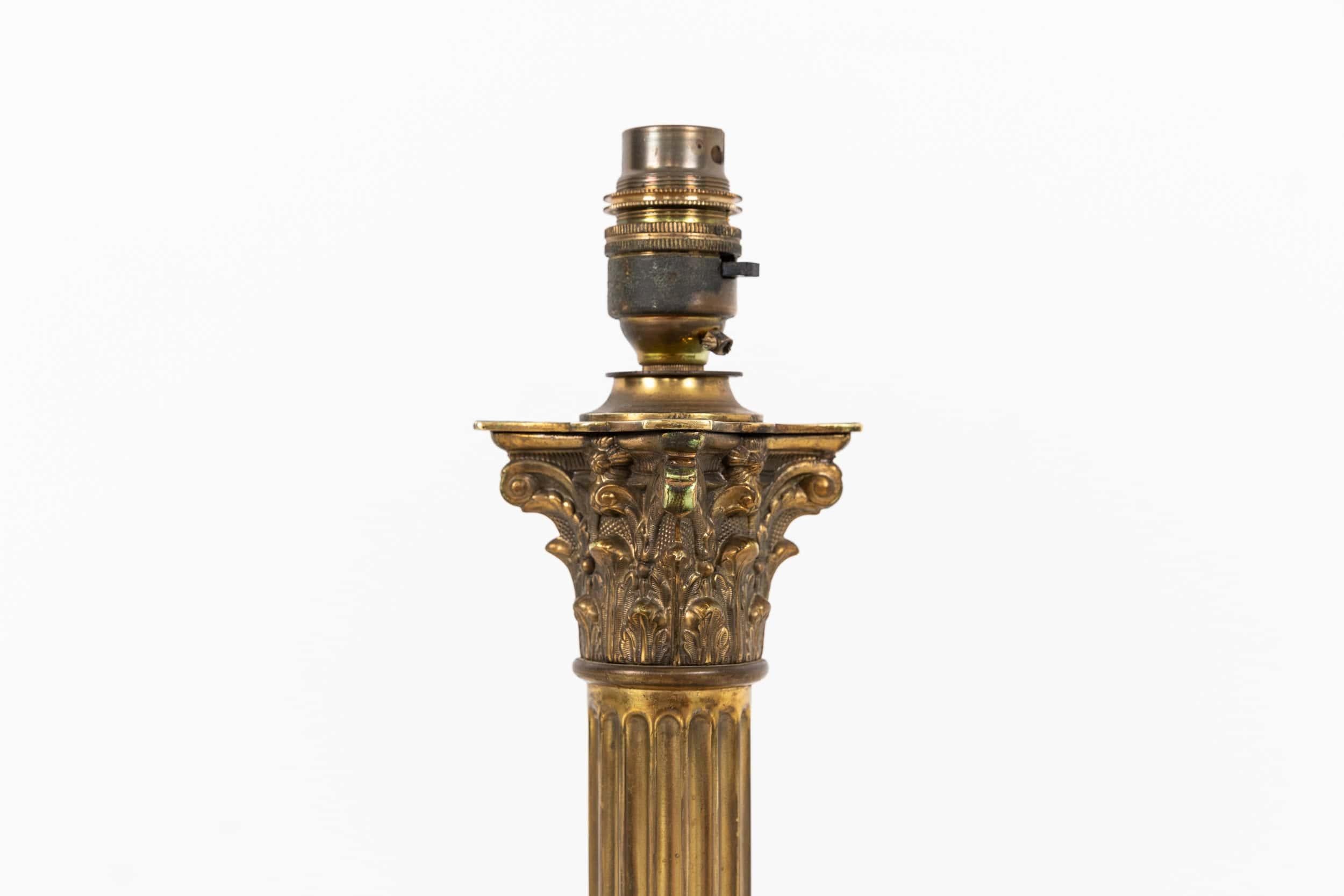 Néoclassique Lampe de bureau corinthienne en laiton antique du début du XXe siècle, c.1920 en vente