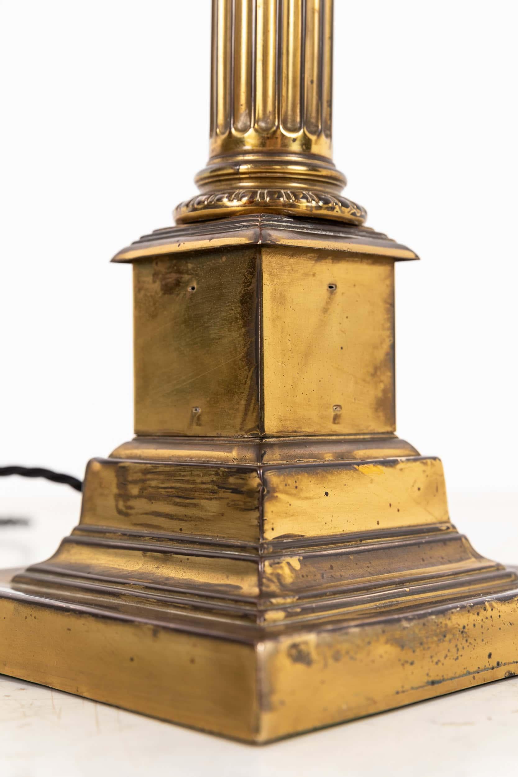 

Une lampe de table corinthienne en laiton aux formes élégantes. C.C. 1920.

En état d'origine avec une belle patine du laiton.

Recâblé avec 2 m de câble torsadé noir et une fiche BS à 3 broches.
