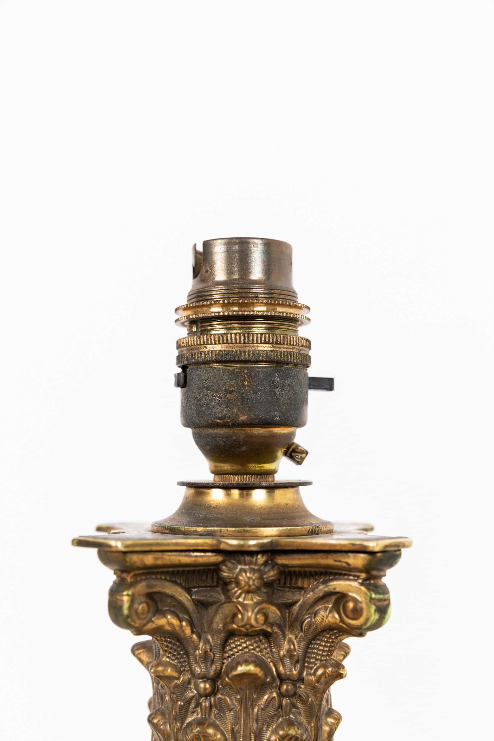 Lampe de bureau corinthienne en laiton antique du début du XXe siècle, c.1920 État moyen - En vente à London, GB