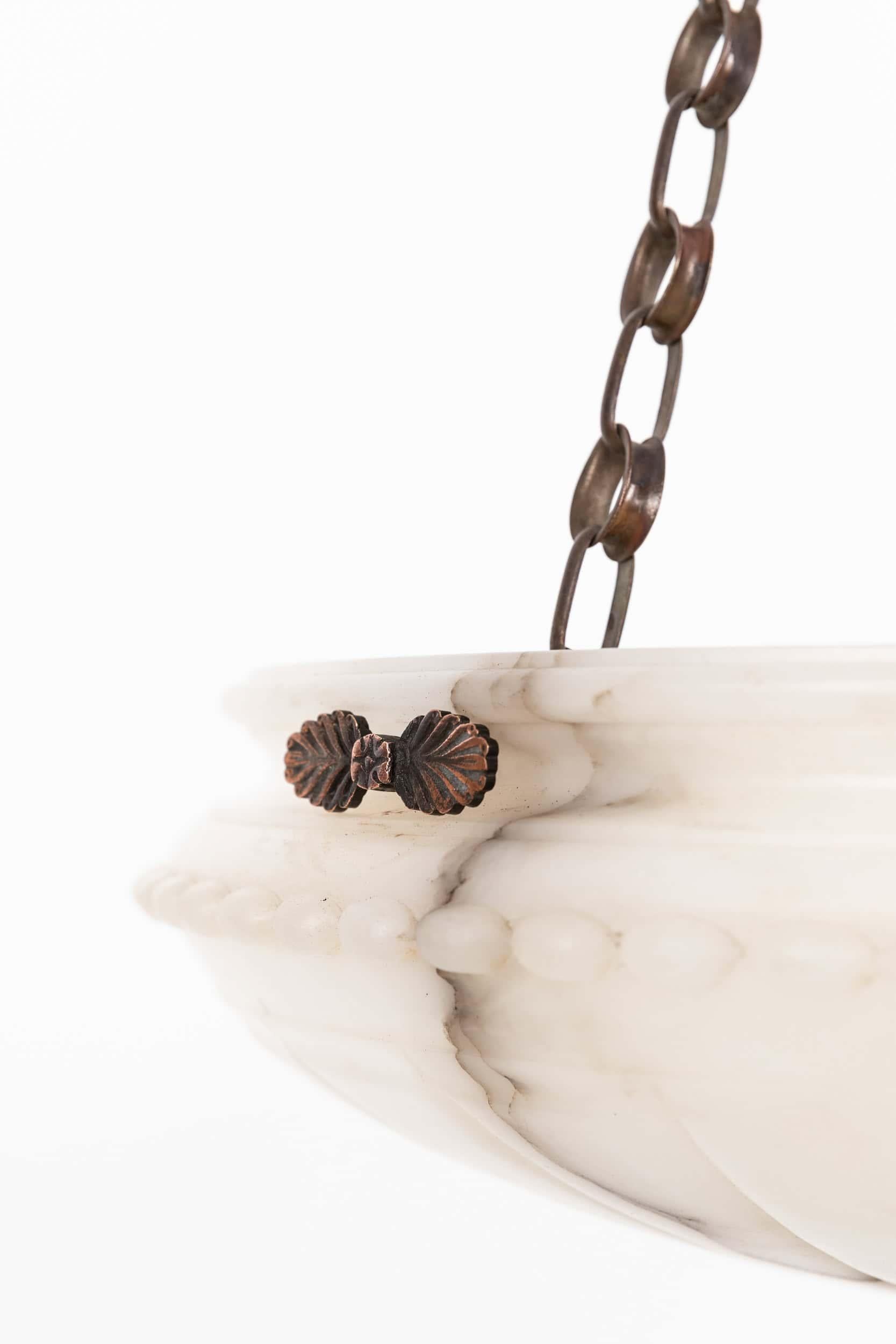 

Una plafoniera a sospensione in alabastro incredibilmente elegante. C.C. 1920

Alabastro bianco con una bellissima serie di marmorizzazioni e dettagli decorativi intagliati a mano. Completo di catena, appendino e gancio da soffitto. Le Can possono