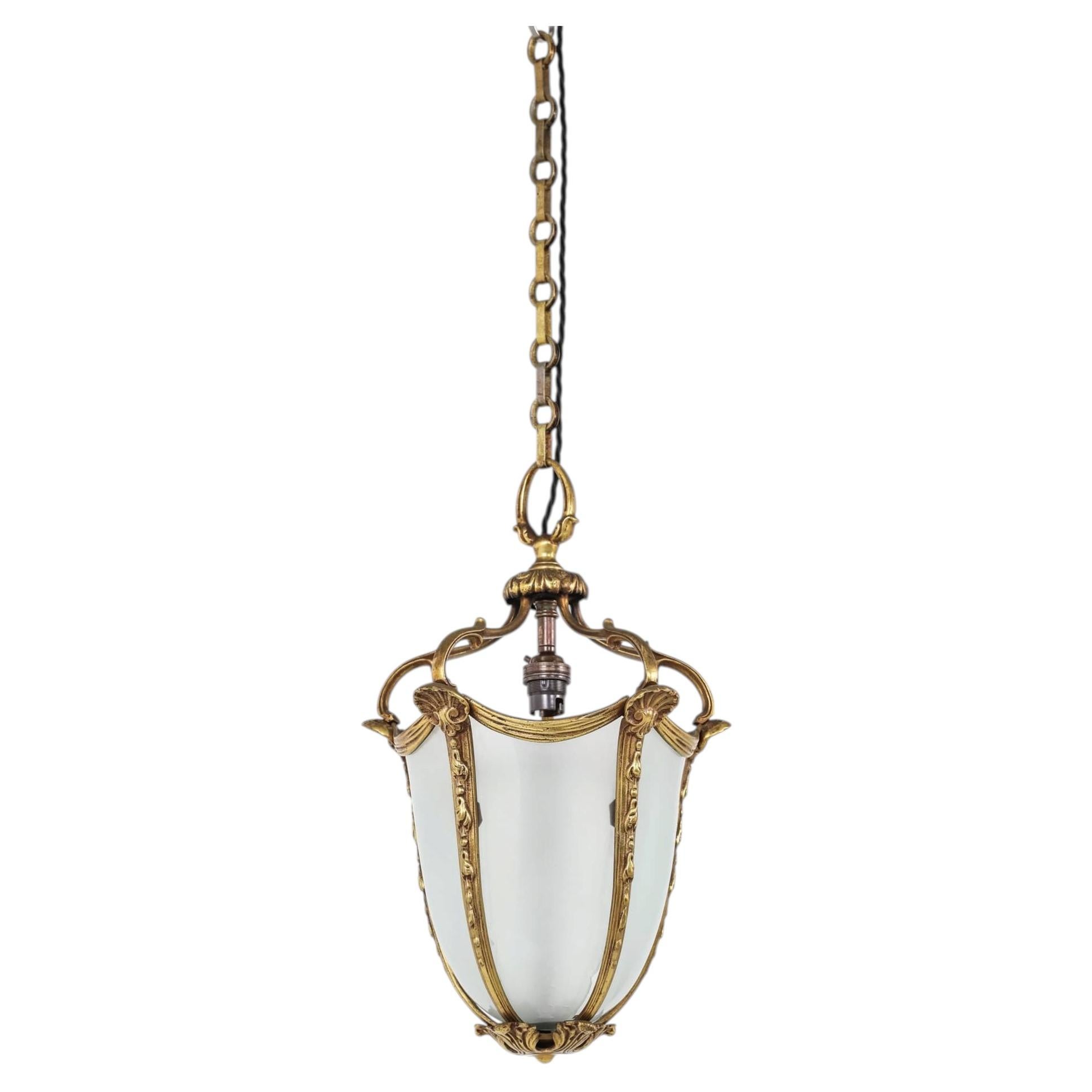 Lanterne antique française du début du XXe siècle, en laiton doré, de forme incurvée et vitrée. C.1920