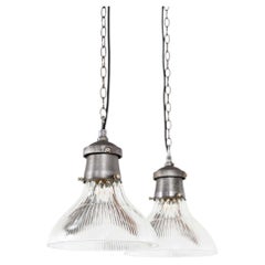 Par de lámparas colgantes vintage industriales de cristal prismático Holophane, hacia 1930
