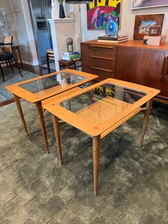 Une paire de tables d'appoint de style « mid-century modern », inspirées de Paul McCobb, vers 1960