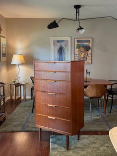Une commode haute de style « mid-century modern » en teck, signée Austinsuite, datant des années 1960 environ